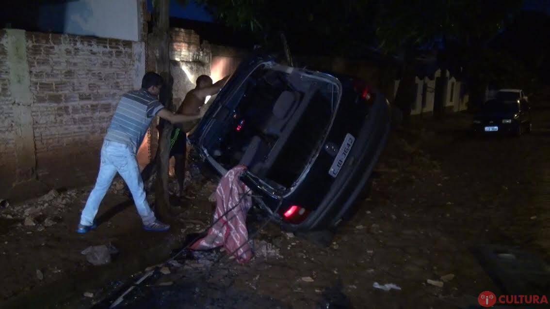 Motorista fica preso às ferragens após capotar carro