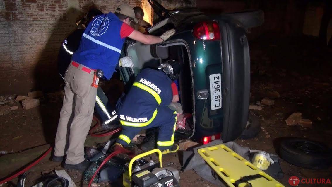 Motorista fica preso às ferragens após capotar carro