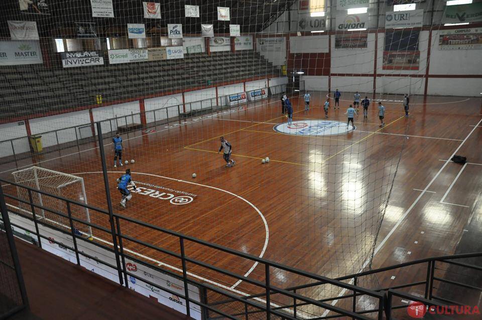 Foz Cataratas defende liderança neste sábado