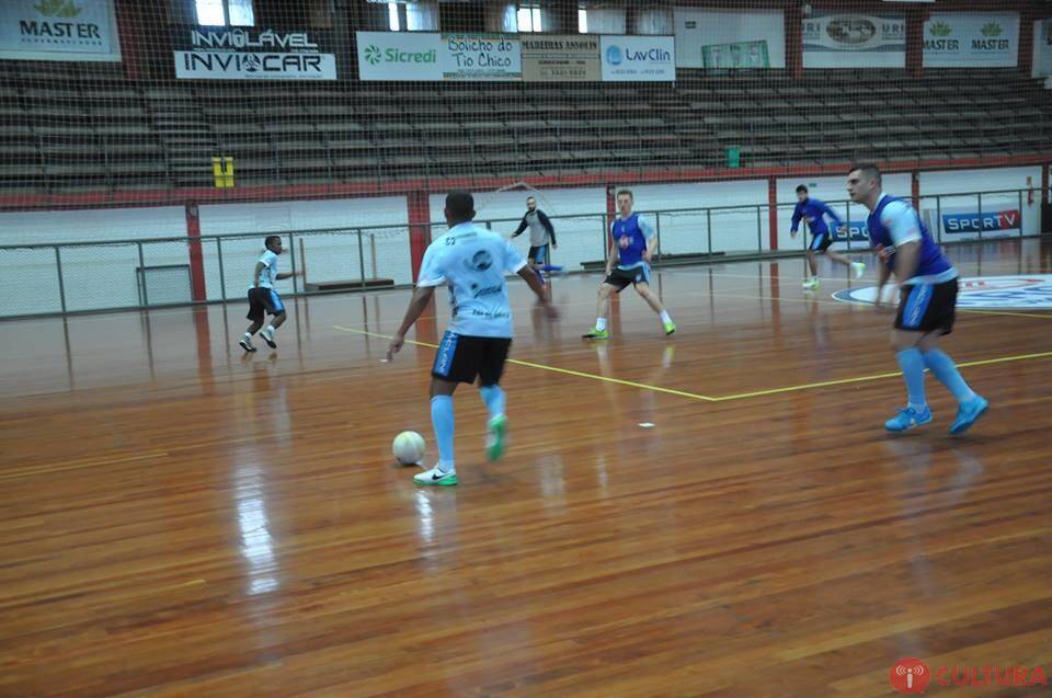 Foz Cataratas defende liderança neste sábado