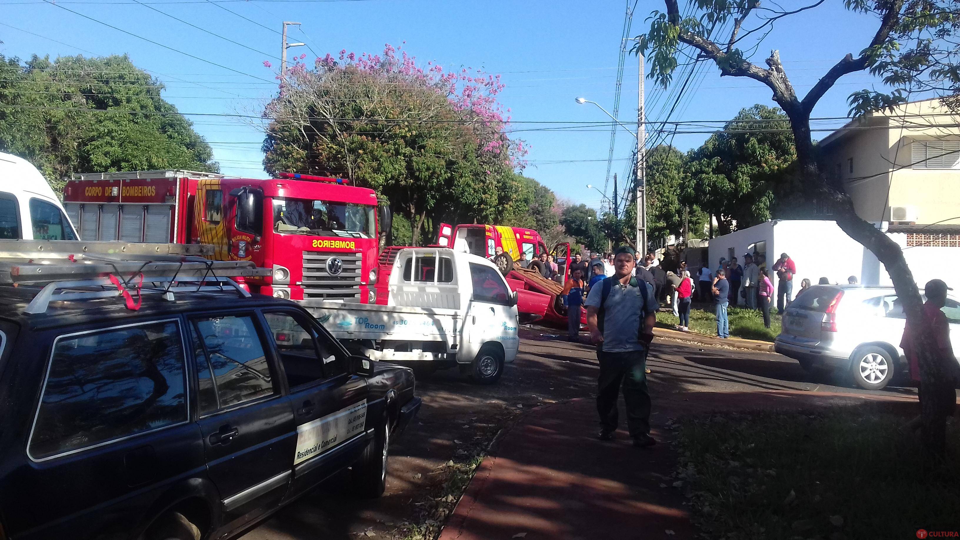 Capotamento deixa 5 pessoas feridas no Jardim Acaray