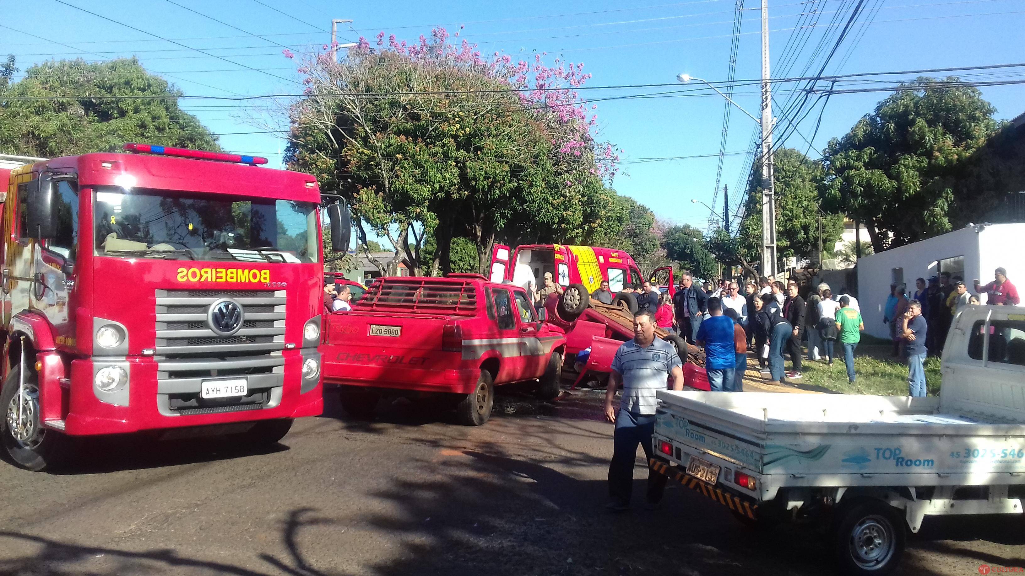 Capotamento deixa 5 pessoas feridas no Jardim Acaray