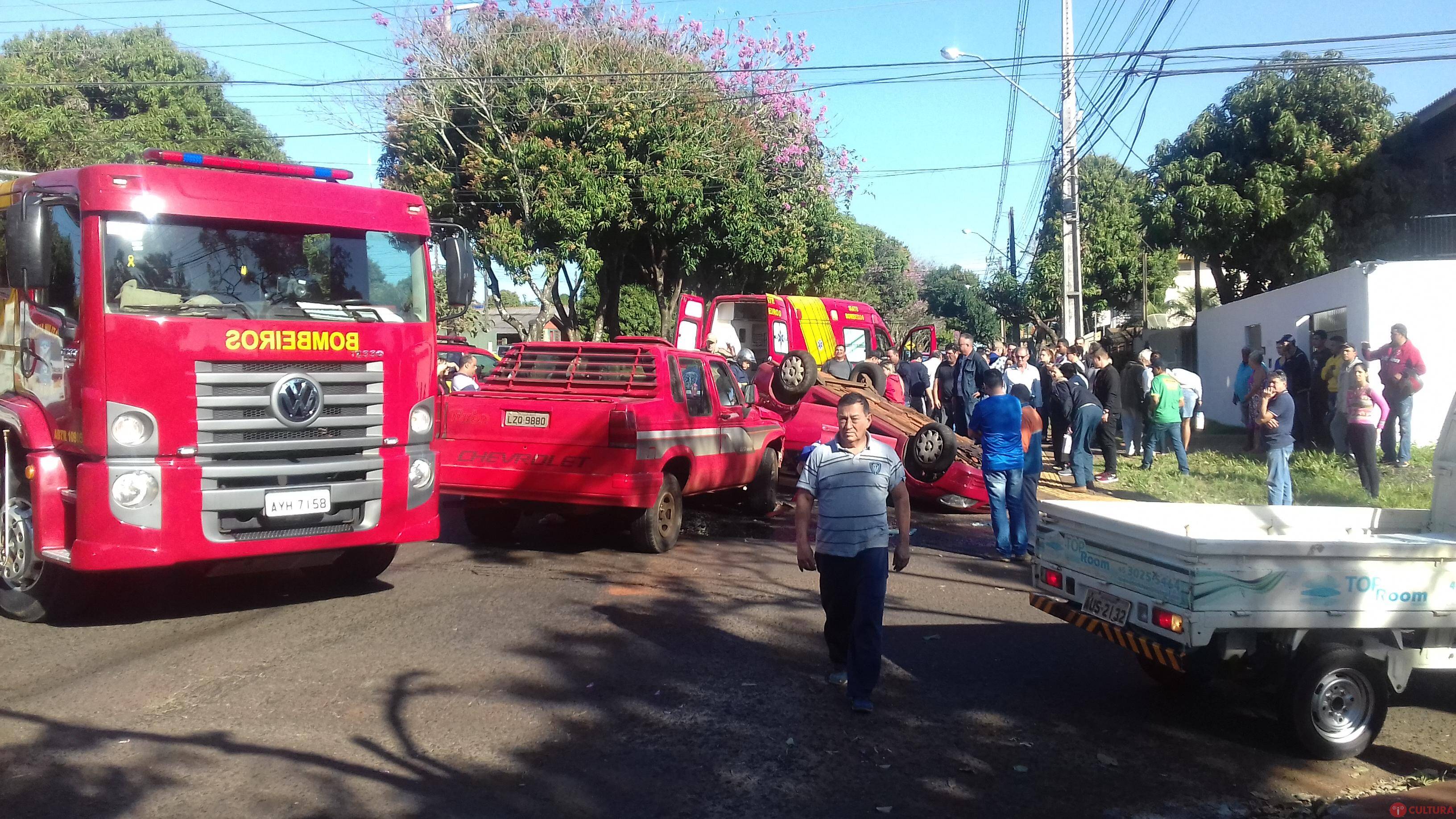 Capotamento deixa 5 pessoas feridas no Jardim Acaray