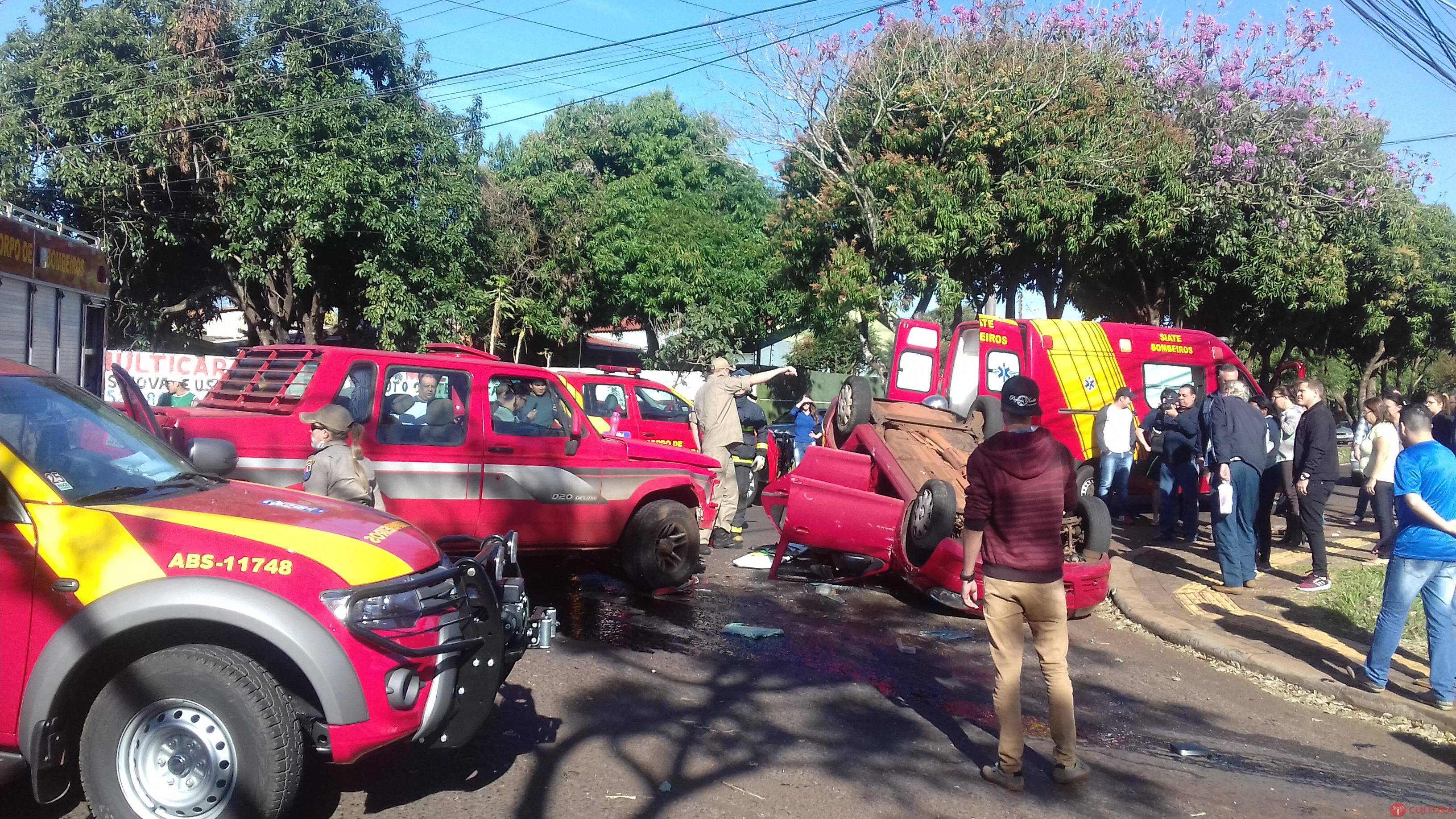 Capotamento deixa 5 pessoas feridas no Jardim Acaray