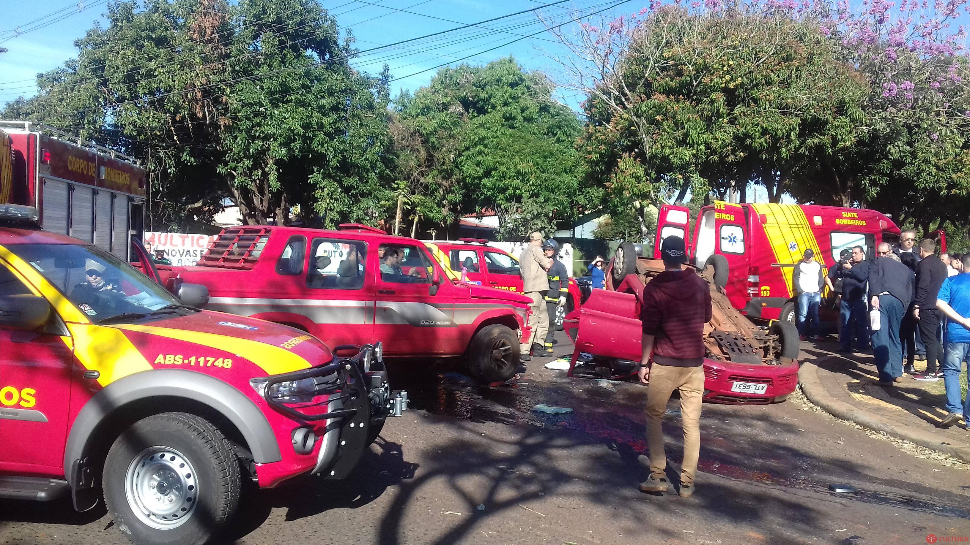 Capotamento deixa 5 pessoas feridas no Jardim Acaray