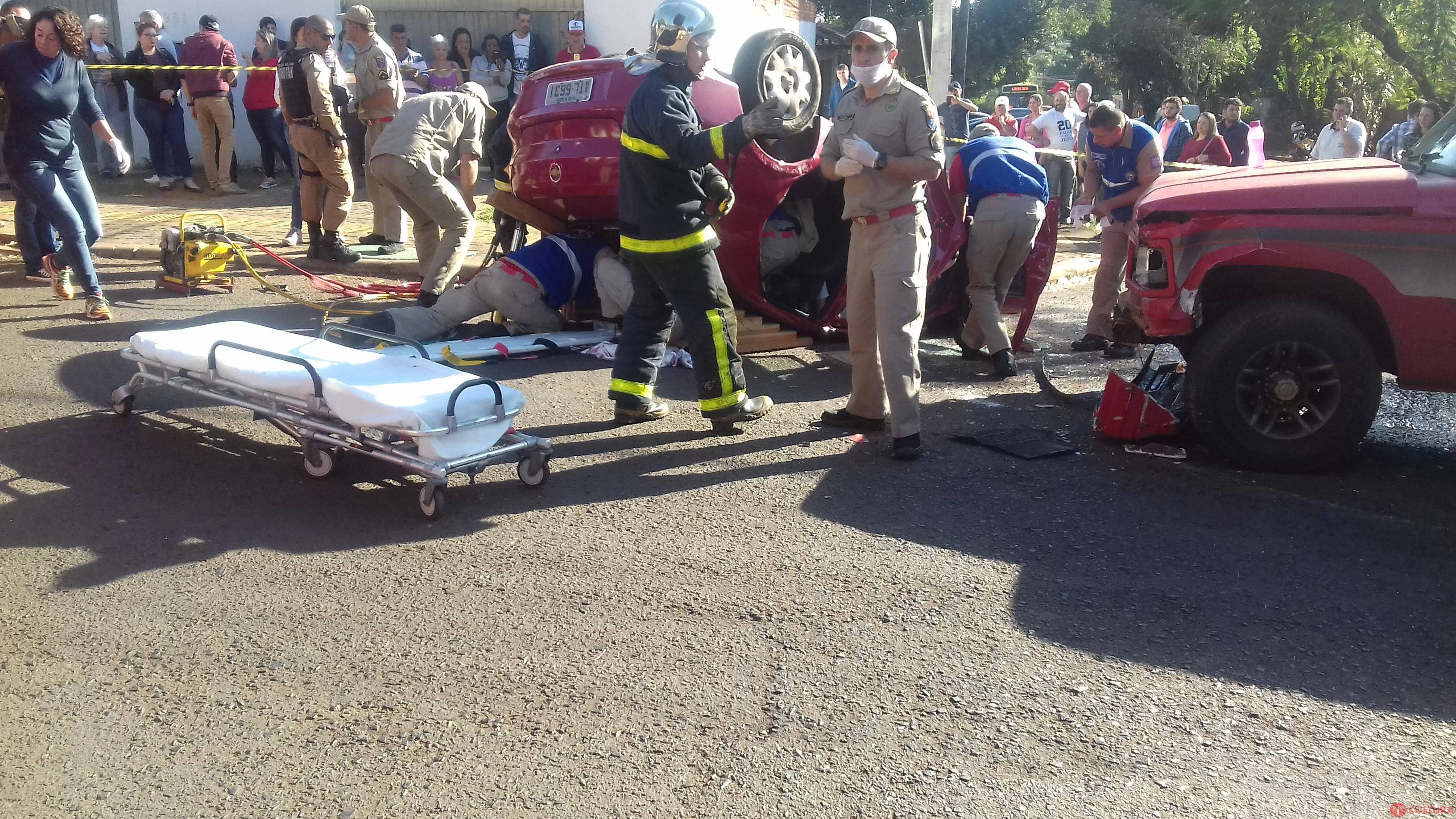 Capotamento deixa 5 pessoas feridas no Jardim Acaray