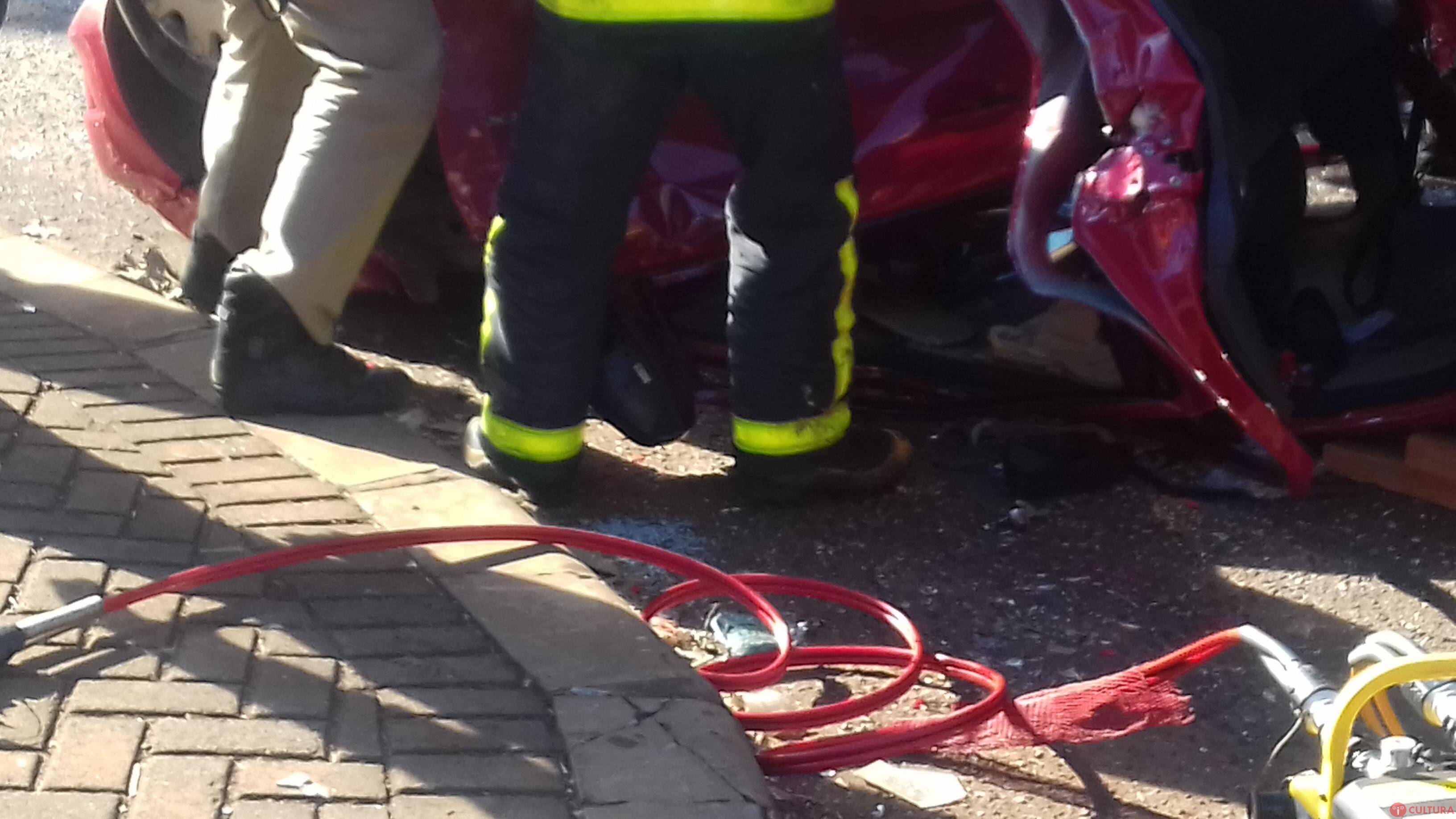 Capotamento deixa 5 pessoas feridas no Jardim Acaray