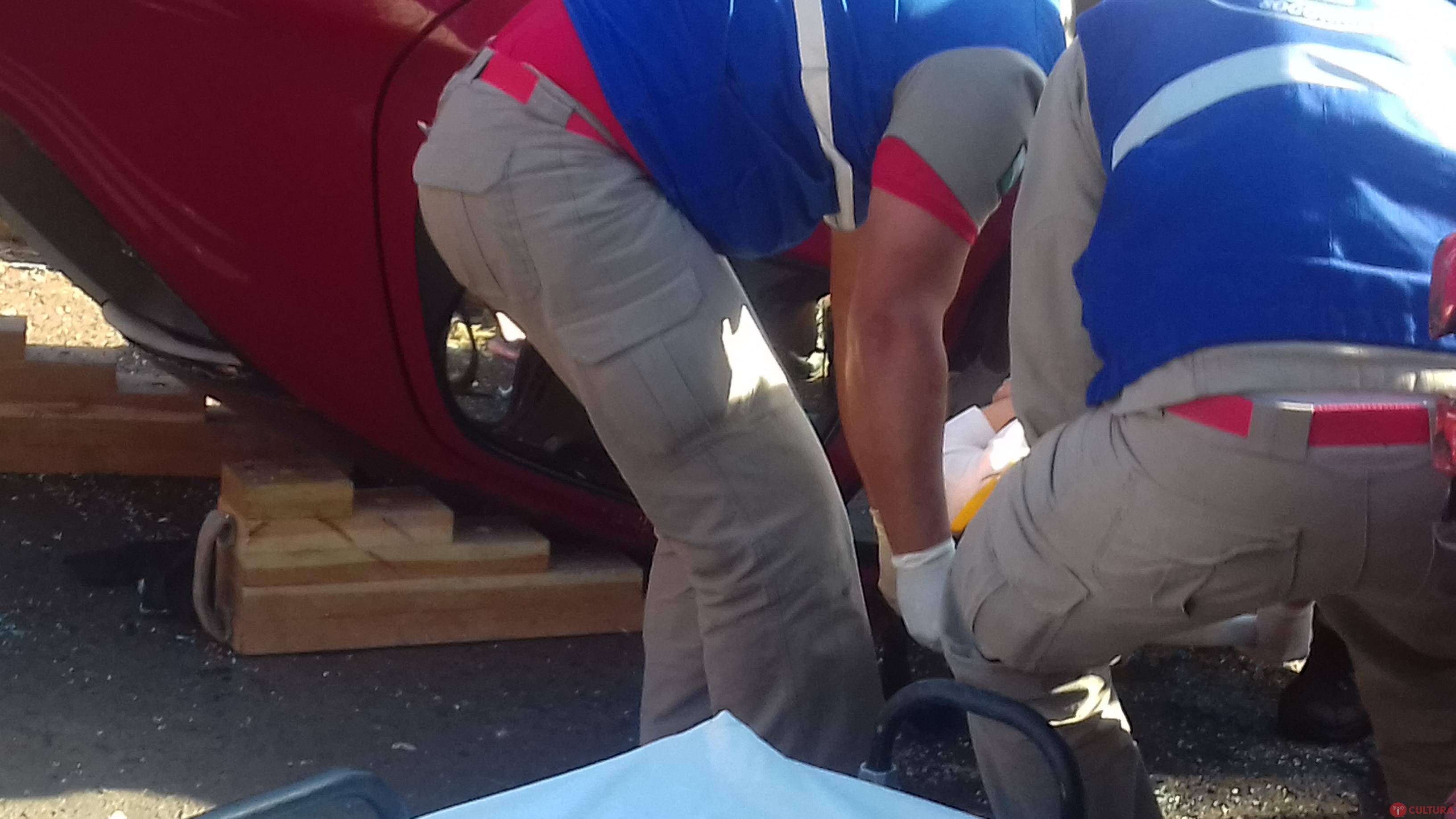Capotamento deixa 5 pessoas feridas no Jardim Acaray