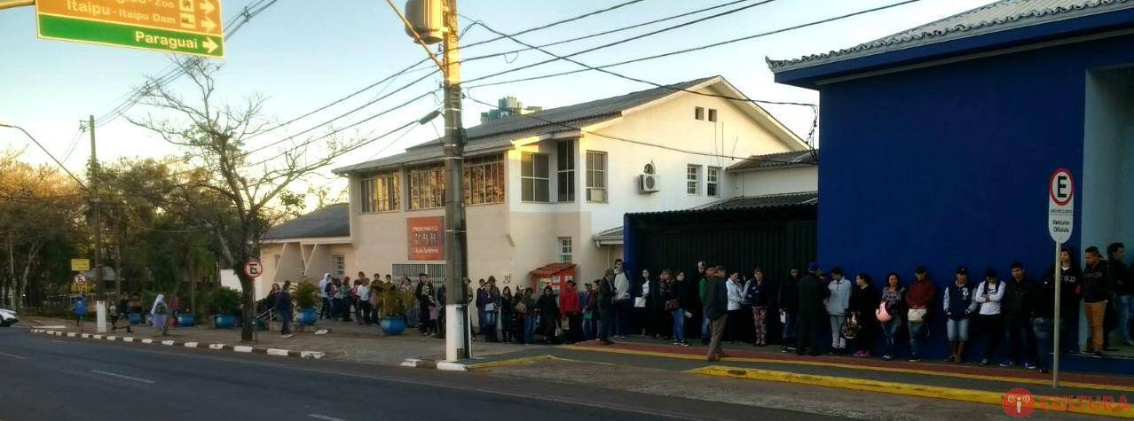 Iguaçuenses amanhecem na fila para atendimento no Ministério do Trabalho