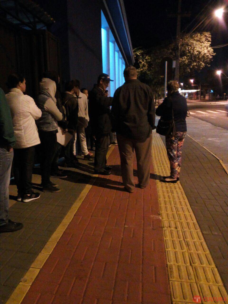 Iguaçuenses amanhecem na fila para atendimento no Ministério do Trabalho