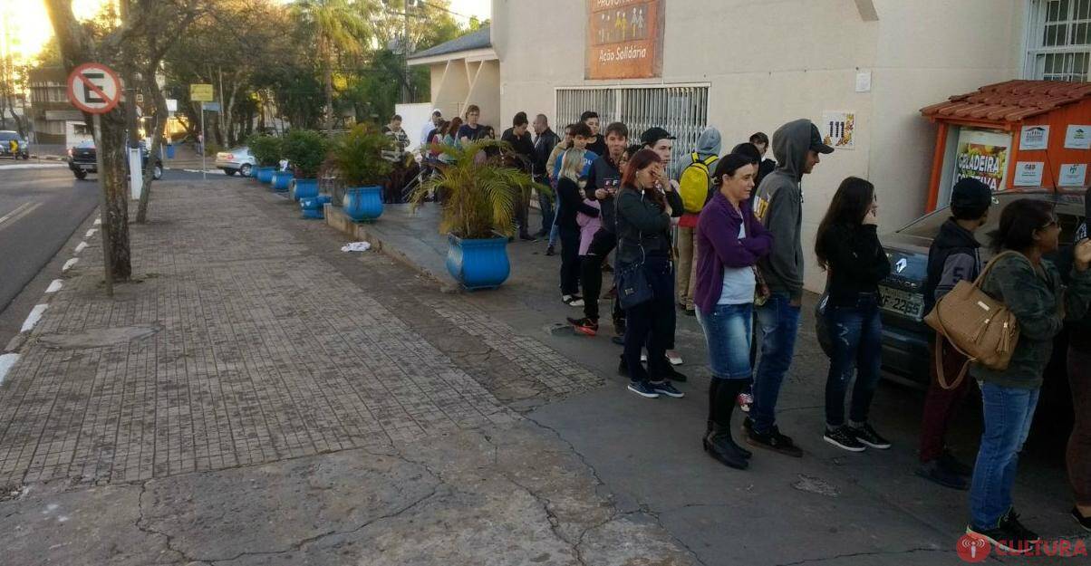 Iguaçuenses amanhecem na fila para atendimento no Ministério do Trabalho