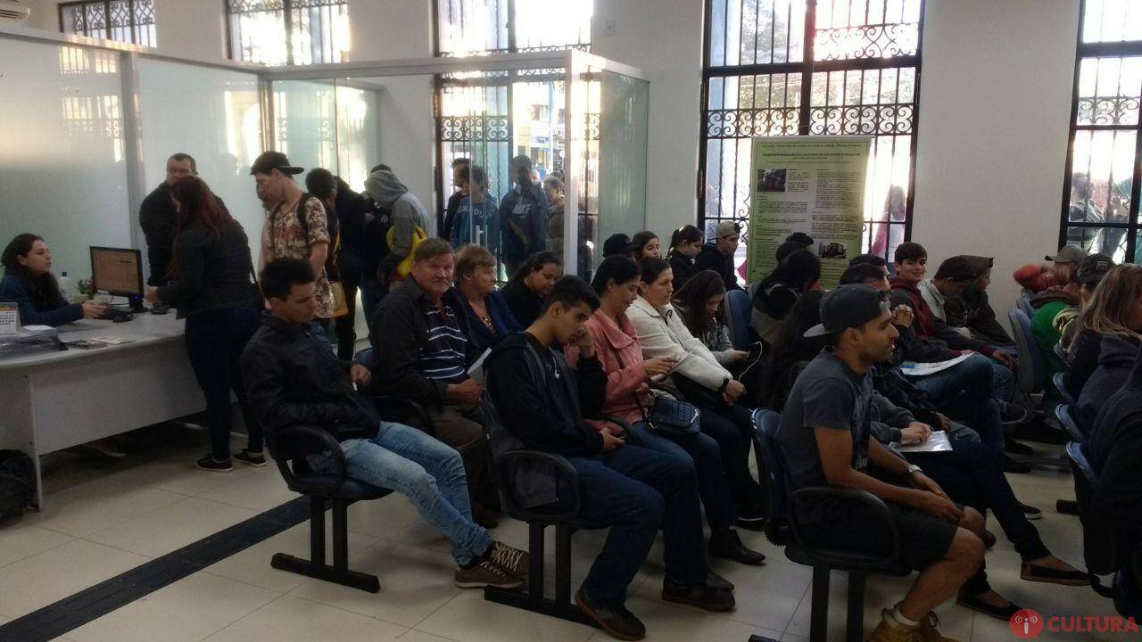Iguaçuenses amanhecem na fila para atendimento no Ministério do Trabalho