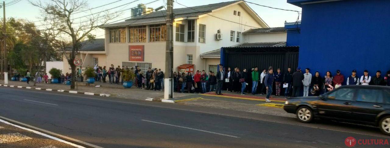 Iguaçuenses amanhecem na fila para atendimento no Ministério do Trabalho
