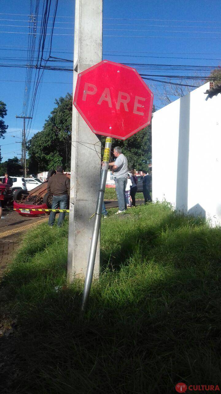 Capotamento deixa 5 pessoas feridas no Jardim Acaray