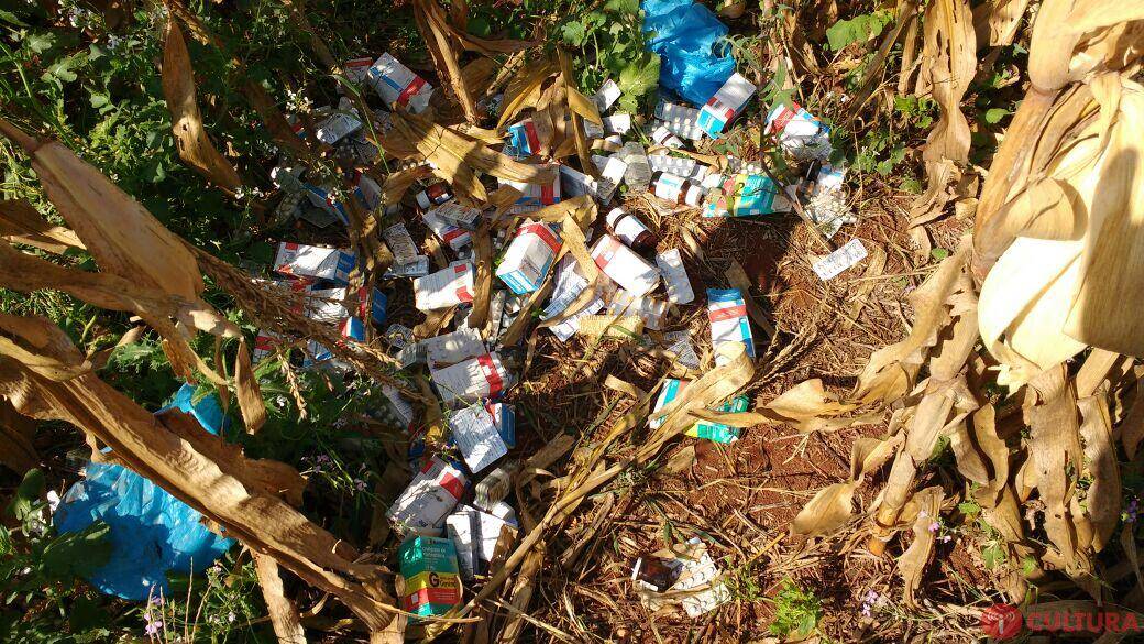 Medicamentos são encontrados jogados em milharal