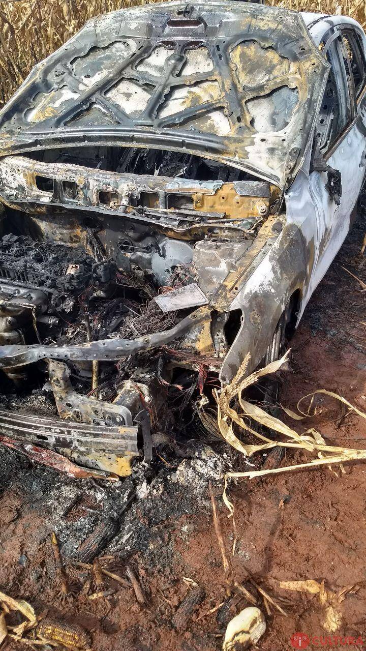 Corpo é encontrado amarrado dentro de veículo em chamas na Aparecidinha