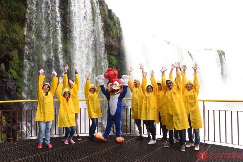 Pica-Pau divulga filme nas Cataratas do Iguaçu