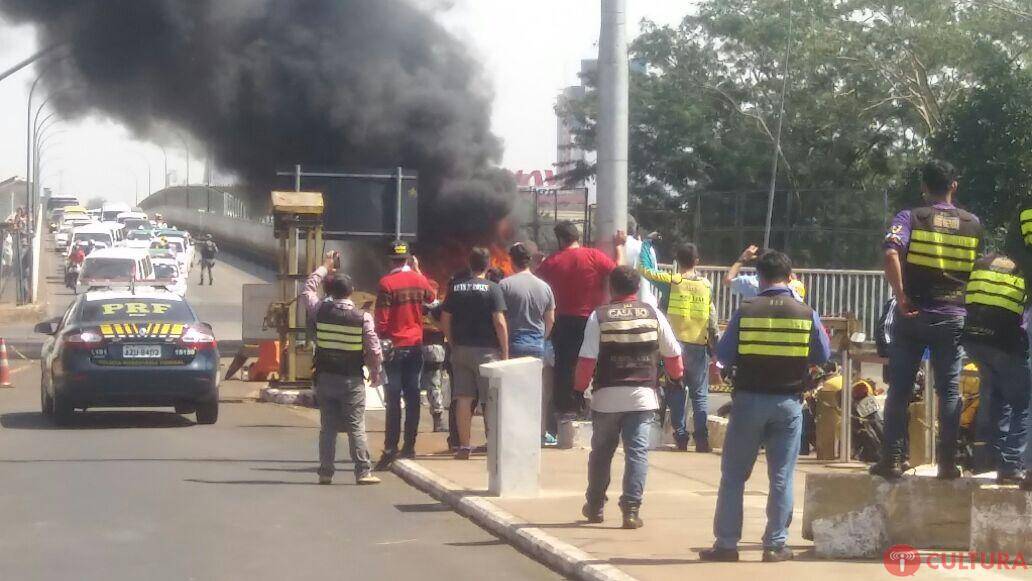 Carro pega fogo na cabeceira da ponte