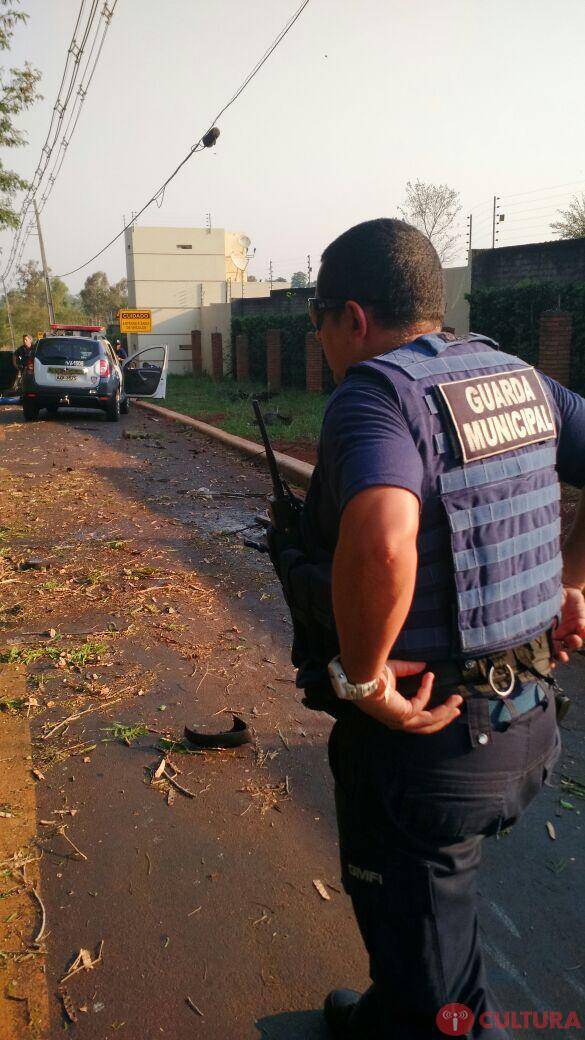 Perseguição acaba em suspeitos acidentados, armas e carro roubado apreendidos