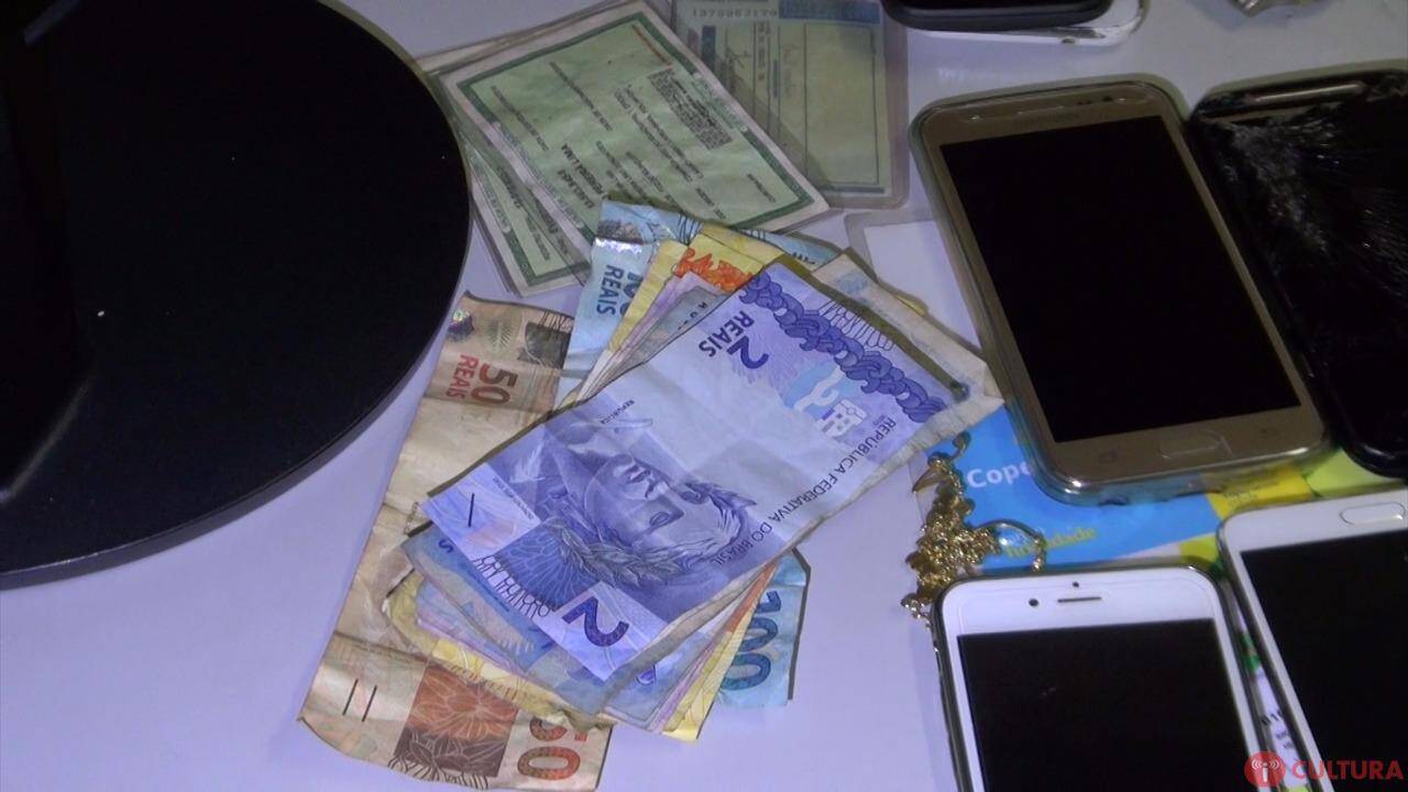 Dupla de jovens assaltantes é presa e furta dinheiro na delegacia