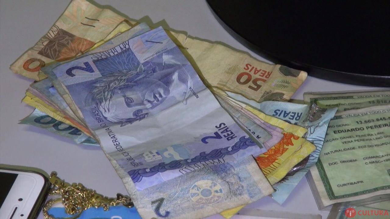 Dupla de jovens assaltantes é presa e furta dinheiro na delegacia