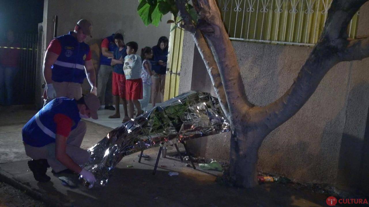 Homem foi assassinado tomando tererê em frente de casa