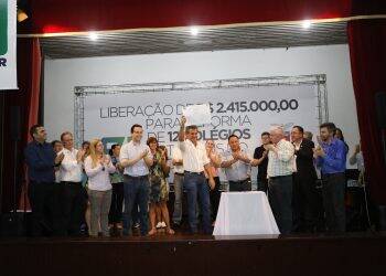 Em Foz, Richa autoriza reformas em 12 escolas do Oeste