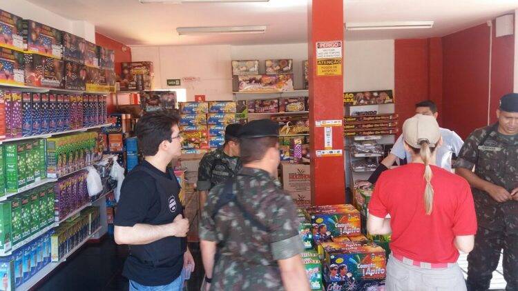 Operação fiscaliza lojas de fogos artifícios em Foz