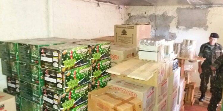 Operação fiscaliza lojas de fogos artifícios em Foz