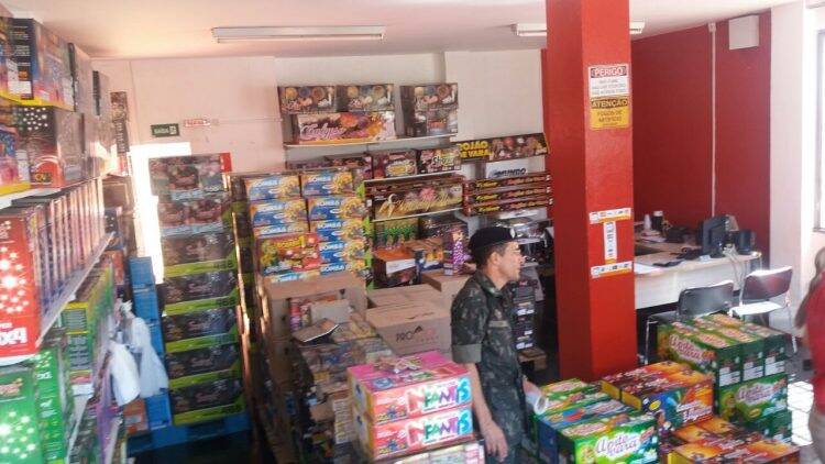 Operação fiscaliza lojas de fogos artifícios em Foz