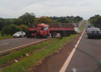 Caminhão perde controle na BR 277 e causa transtorno a motoristas