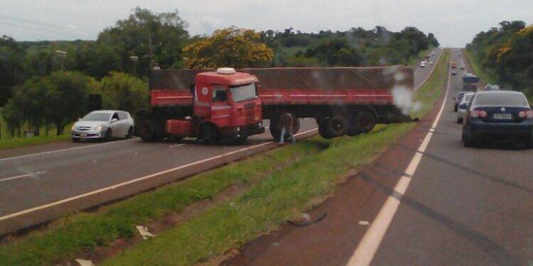 Caminhão perde controle na BR 277 e causa transtorno a motoristas