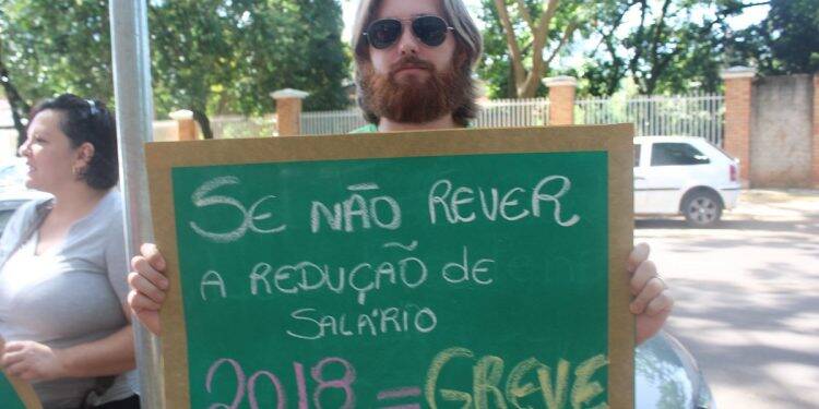Após redução salarial, Professores da rede estadual podem entrar em greve no inicio do ano