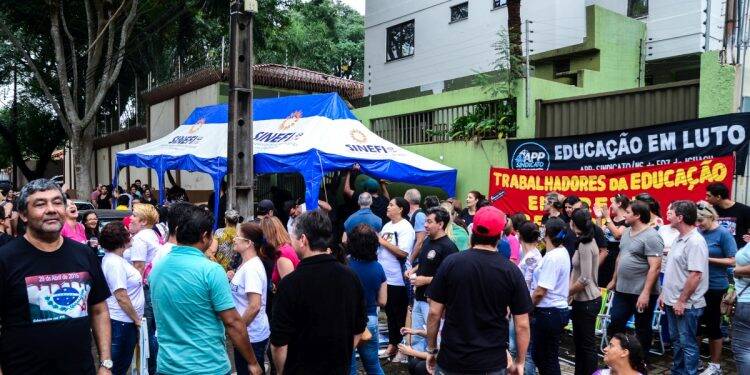 Professores protestam contra a redução de salários