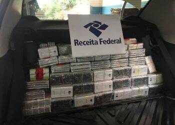 Veículo é apreendido com celulares em fundo falso