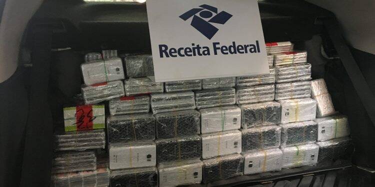 Veículo é apreendido com celulares em fundo falso