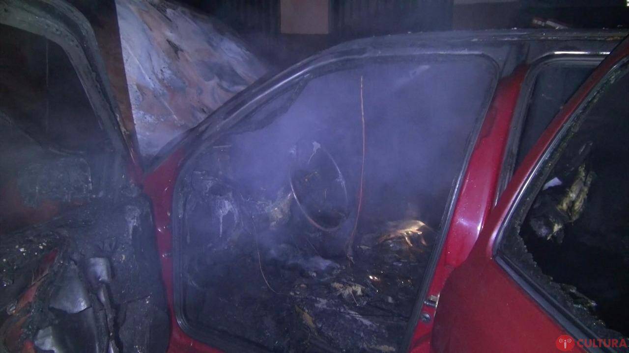 Carro abandonado pega fogo
