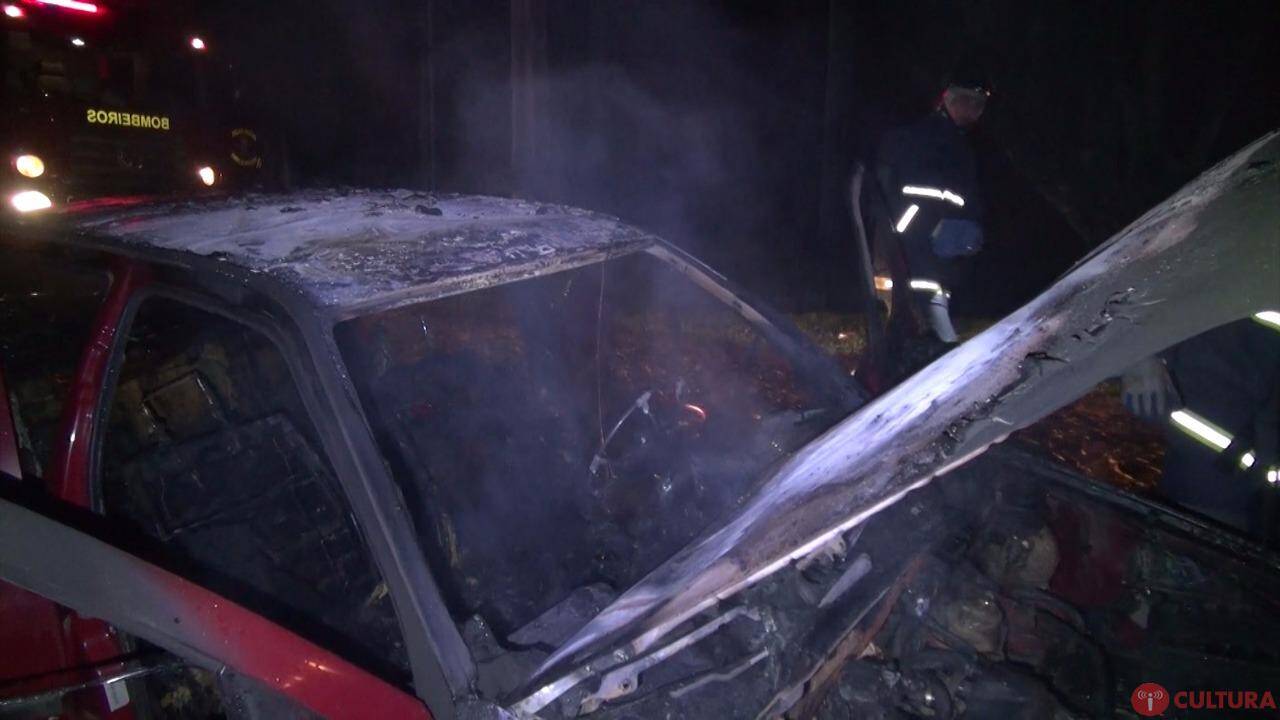 Carro abandonado pega fogo