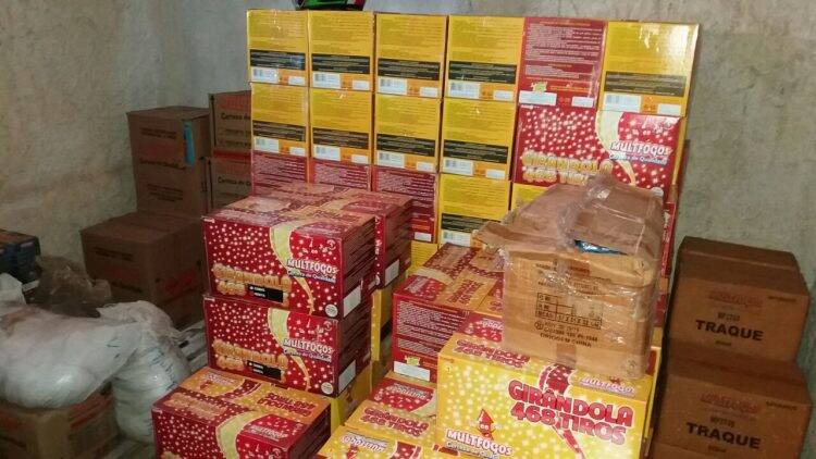 Operação fiscaliza lojas de fogos artifícios em Foz