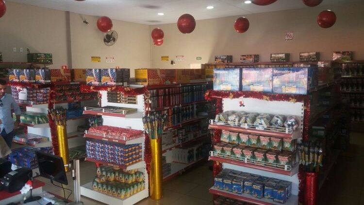 Operação fiscaliza lojas de fogos artifícios em Foz