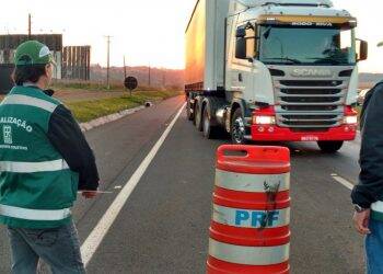 DER intensifica fiscalização de ônibus e vans para a temporada