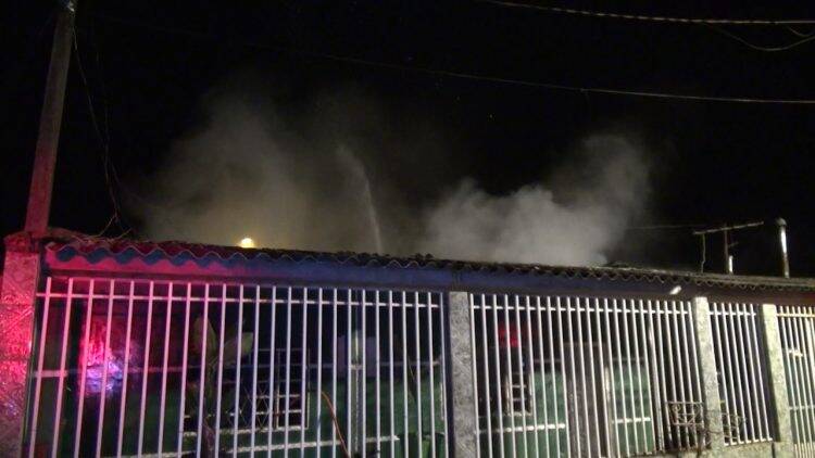 Casa pega fogo no Três Lagoas