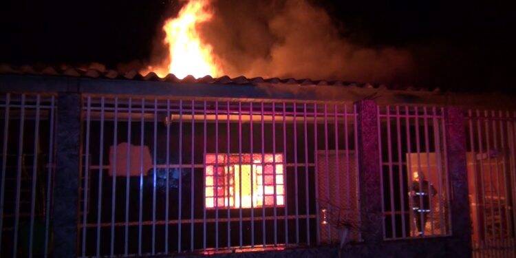 Casa pega fogo no Três Lagoas
