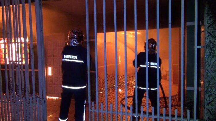 Casa pega fogo no Três Lagoas