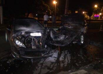 Motoristas ficam feridos em acidente na entrada de Foz