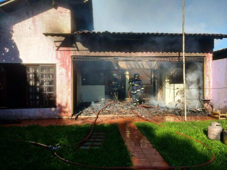 Casa fica destruída pelo fogo no Jardim Veraneio