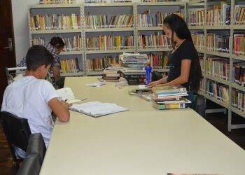 Biblioteca municipal restaura livros para o projeto Roda-Livro