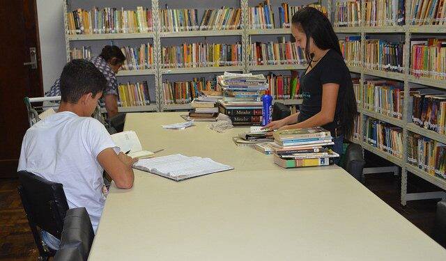 Biblioteca municipal restaura livros para o projeto Roda-Livro