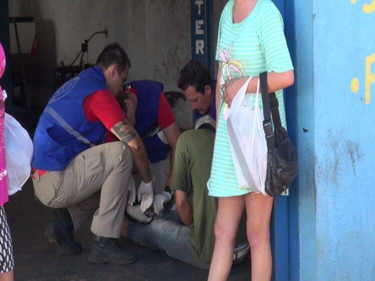 Homem é baleado em frente a casa na Av. República Argentina