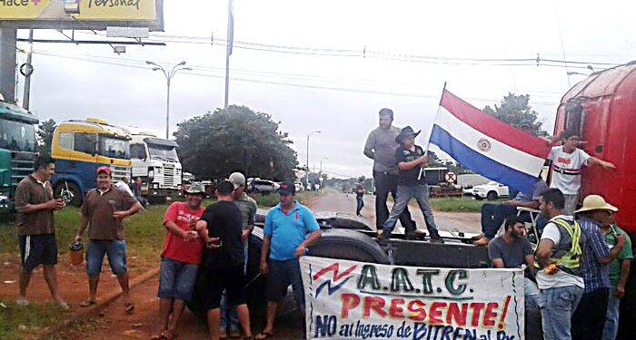 Greve de caminhoneiros desabastece postos de combustíveis em Cidade do Leste